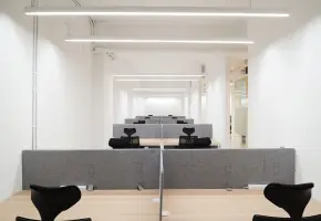 라인조명이 돋보이는 미니멀 공유오피스